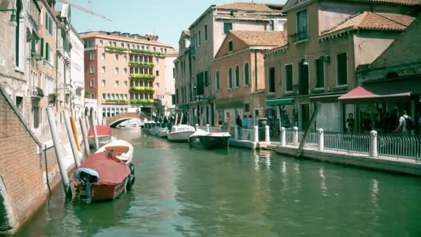 Venice, Italië - 8 augustus 2017. Beroemde Venetiaanse gracht en voetgangersbrug — Stockvideo