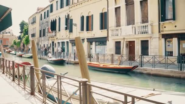 VENICE, ITALY - AUGUST 8, 2017. Steadicam walk along Venetian canal pedestrian embankment — Stock Video