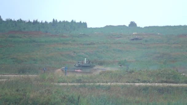 モスクワ地域、ロシア連邦 - 2017 年 8 月 25 日。ロシア軍戦車を移動のスローモーション撮影 — ストック動画