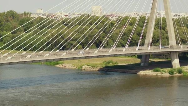 Vista aérea del moderno puente sobre el río Vístula en Varsovia, Polonia — Foto de Stock