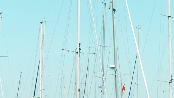 Pula, Kroatië - 4 augustus 2017. Afgemeerd zeilboten masten op pieren — Stockvideo