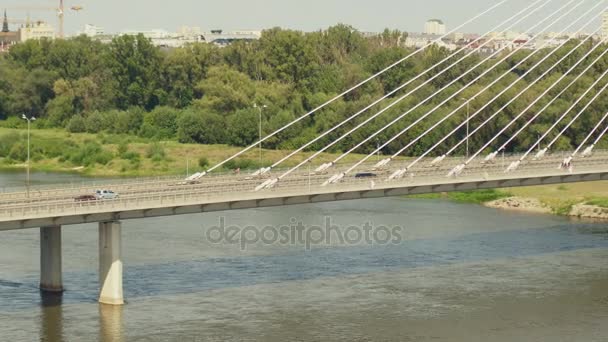 ワルシャワ、ポーランドのヴィスワ川に架かる近代的な guyed 橋空中ショット — ストック動画