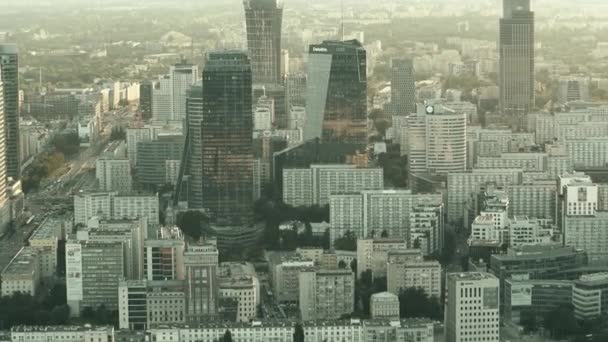 Varšava, Polsko - 28 srpna 2017. Letecký snímek moderních výškových budov v centru města ve večerních hodinách — Stock video