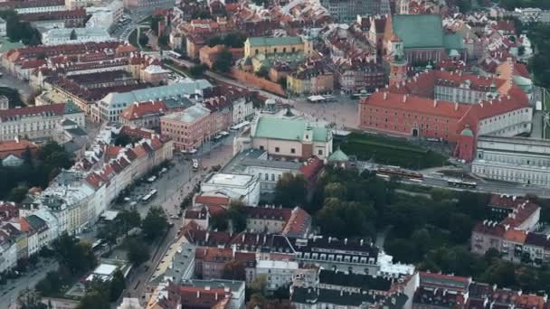 Varsó, Lengyelország - augusztus 26, 2017. A légi felvétel a Podwale street és a régi város, este — Stock videók