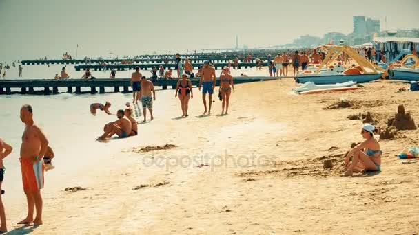 Lido Di Jesolo, Itálie - 8 srpna 2017. Steadicam chůze podél velké přeplněné písčité pláže. Letní dovolenou — Stock video