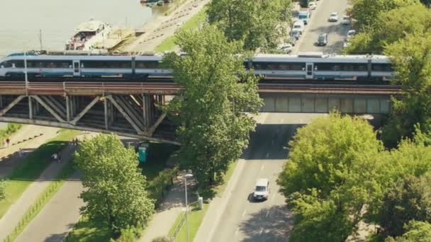 Warsaw, Polen - 26 augustus 2017. Luchtfoto van een trein verplaatsen op de Vistula rivier brug — Stockvideo