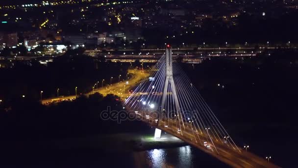 Légi felvétel esti forgalom a guyed hídon át a Visztula-folyó a Varsói — Stock videók