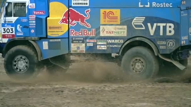 Moscow Region, Ryssland - 25 augusti 2017. Slow motion shot av drivande ryska Kamaz-Master Dakar rally team lastbil — Stockvideo