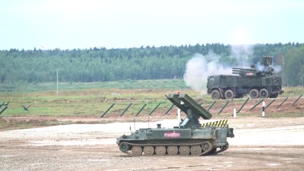 MOSCOW REGION, RUSSIA - AUGUST 25, 2017. Slow motion shot of shooting Russian anti-aircraft self-propelled system Pantsir-S1 and SA-13 Gopher on the foreground — Stock Video