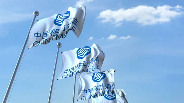 Ondeando banderas con el logotipo de China Mobile contra el cielo, representación editorial 3D — Foto de Stock