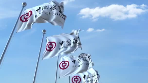 Ondeando banderas con el logotipo del Banco de China contra el cielo, lazo sin costuras. Animación editorial 4K — Vídeos de Stock
