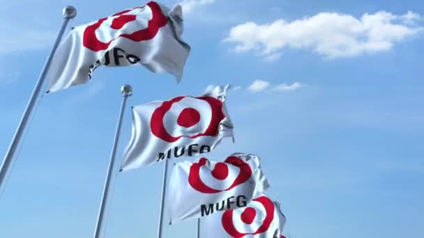 Bandiere sventolanti con logo Mitsubishi UFJ Financial Group MUFG contro il cielo, anello senza cuciture. Animazione editoriale 4K — Video Stock