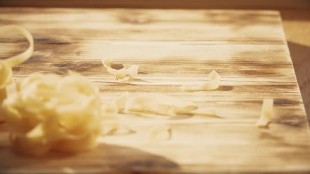 Tepelně neupravené tagliatelle, italské těstoviny na dřevěný stůl — Stock video