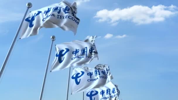 Vajande flaggor med China Telecom logotyp mot himlen, sömlös loop. 4 k redaktionella animation — Stockvideo
