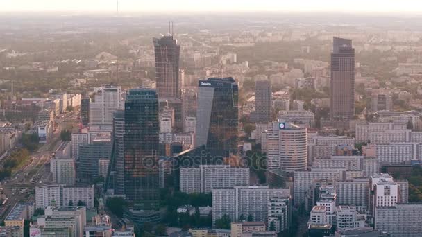 WARSAW, POLONIA - 28 de agosto de 2017. Foto aérea de rascacielos en el centro al atardecer — Vídeo de stock