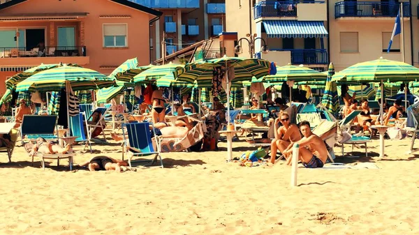 Bir Lido Di Jesolo, İtalya - 8 Ağustos 2017. Yaz tatil zamanında büyük kalabalık kumlu plaj — Stok fotoğraf