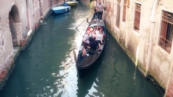 VENEZIA - 8 AGOSTO 2017. Turisti in giro sulla famosa gondola veneziana — Video Stock