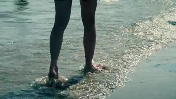 Mans gambe a piedi lungo il mare, tiro steadicam — Video Stock