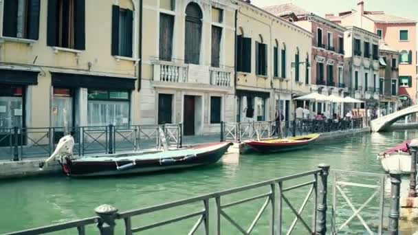 Venedig, Italien - 8 augusti 2017. Steadicam promenad längs venetiansk kanal vallen — Stockvideo