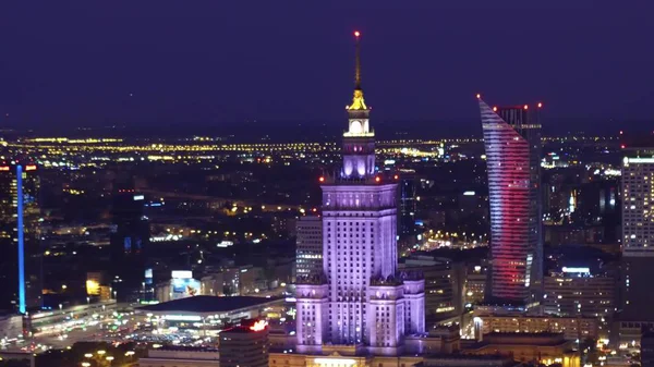바르샤바, 폴란드-8 월 26 일, 2017. 밤에 조명 하는 다운 타운 고층 건물의 공중 탄 — 스톡 사진