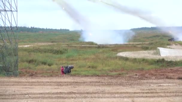 Slow motion shot of the Russian army multiple rocket launchers in action — Stock Video