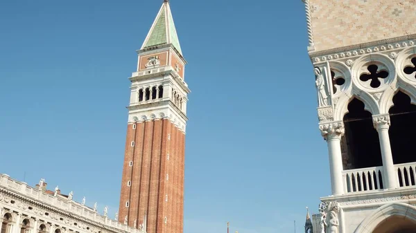 Venedik, şehrin ana müteşekkil San Marco Meydanı'nda ünlü St Marks Campanile — Stok fotoğraf