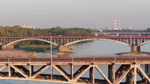 Varšava, Polsko - 30 srpna 2017. Letecký snímek cestující vlak pohybující se na železniční most přes řeku Vistula — Stock video