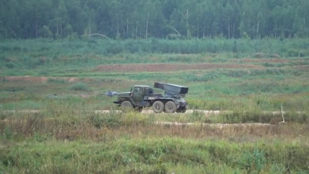 Moving Russian army multiple rocket launcher — Stock Video