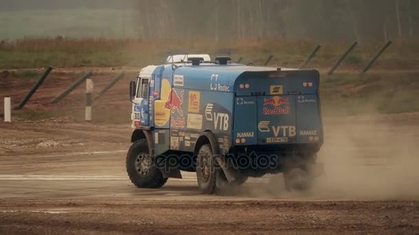Regione di MOSCA, RUSSIA - 25 AGOSTO 2017. Clip al rallentatore della deriva russa KAMAZ-Master Dakar rally team truck — Video Stock