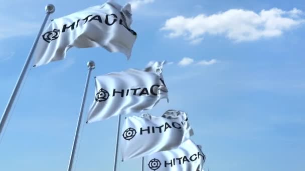 Ondeando banderas con el logotipo de Hitachi contra el cielo, lazo sin costuras. Animación editorial 4K — Vídeos de Stock