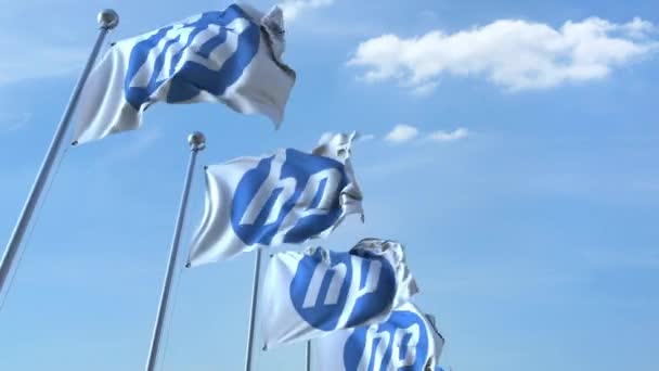 Ondeando banderas con el logotipo de HP contra el cielo, lazo sin costuras. Animación editorial 4K — Vídeos de Stock