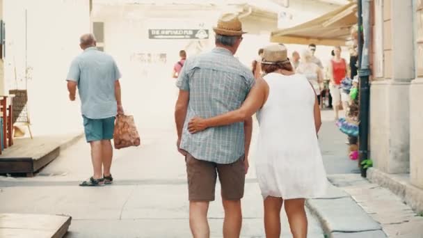 Pula, Kroatien - 4 augusti 2017. Äldre par promenader på gatan — Stockvideo