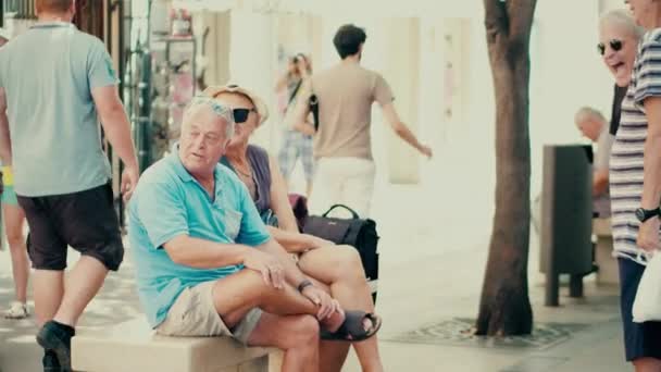 PULA, CROATIE - 4 AOÛT 2017. Hommes âgés parlant dans la rue — Video
