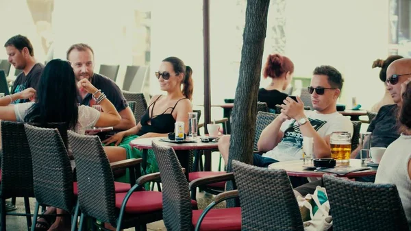 PULA, CROATIA - AUGUST 4, 2017. People socialize and eat out in a street cafe — Stock Photo, Image