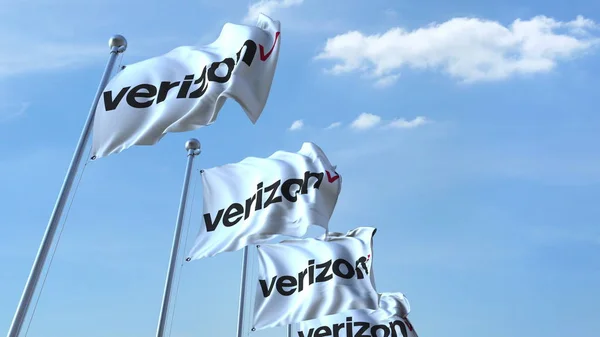 Ondeando banderas con el logotipo de Verizon contra el cielo, representación editorial 3D — Foto de Stock