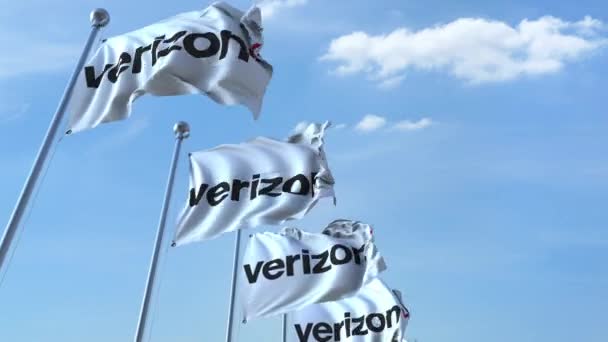 Размахивание флагами с логотипом Verizon против неба, бесшовная петля. Редакция 4K — стоковое видео