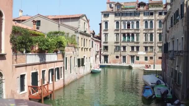 Kanal i Venedig, vy från bron — Stockvideo