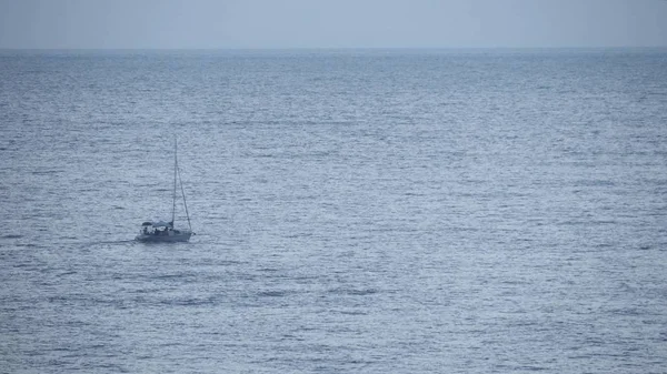 Segelboot bewegt sich ohne Segel im Meer — Stockfoto