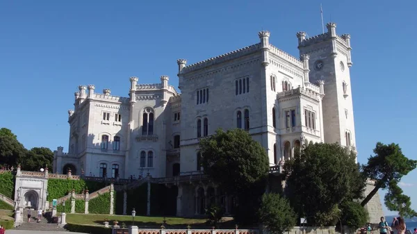 TRIESTE, ITALIA - 11 de agosto de 2017. Famoso castillo Miramare —  Fotos de Stock