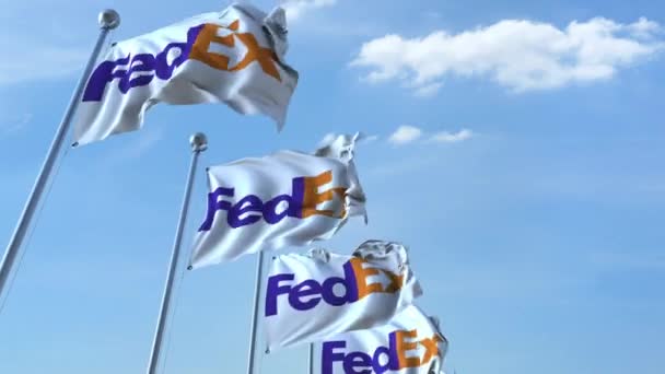 Размахивание флагами с логотипом Fedex против неба, бесшовная петля. Редакция 4K — стоковое видео