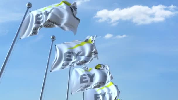 Ondeando banderas con el logotipo EY contra el cielo, lazo sin costuras. Animación editorial 4K — Vídeos de Stock