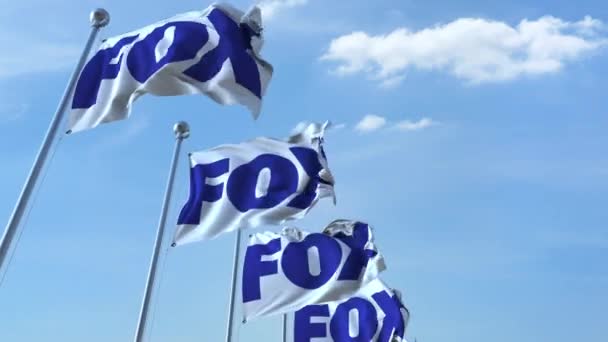 Gökyüzü, sorunsuz döngü karşı Fox logosu ile dalgalanan bayrakları. 4 k editoryal animasyon — Stok video