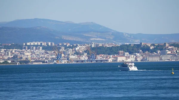 Transportar navios contra o porto e porto da cidade de Trieste, Itália — Fotografia de Stock