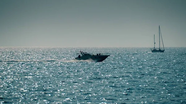 Bewegliches Segelboot und Motorboot im Meer — Stockfoto