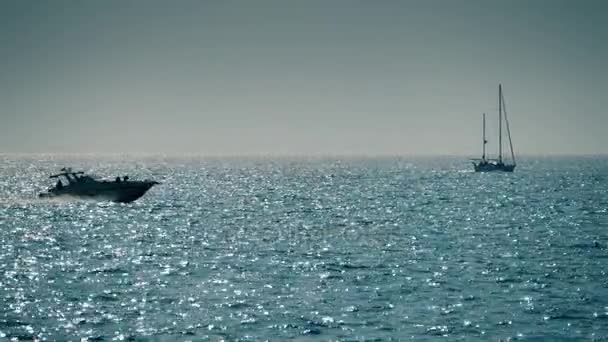 Moviendo velero y lancha en el mar. Concepto de transporte más rápido — Vídeo de stock