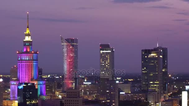 WARSAW, POLOGNE - 26 AOÛT 2017. Édifices lumineux et colorés du centre-ville la nuit, vue aérienne — Video