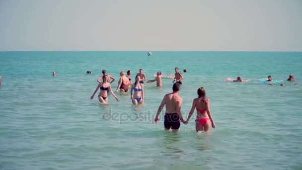 LIDO DI JESOLO, ITALY - AUGUST 8, 2017. People bathing in the sea, summer vacation time — Stock Video