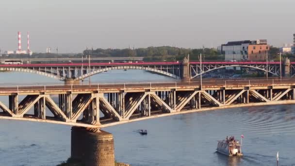 Warsaw, Polen - 30 augustus 2017. Luchtfoto van een oude metalen spoorweg-brug over de Wisła — Stockvideo