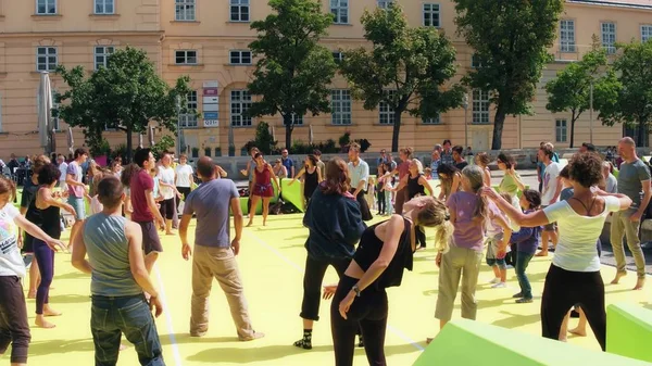 VIENA, ÁUSTRIA - 12 de agosto de 2017. Pessoas que frequentam aulas de fitness em grupo na área MuseumsQuartier — Fotografia de Stock