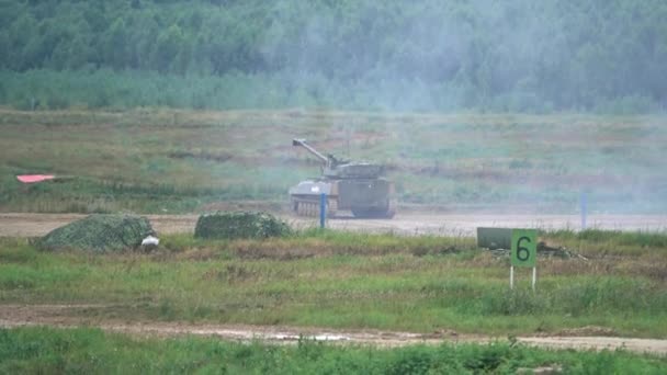 Slow motion shot strzelanie armii rosyjskiej artylerii samobieżnej — Wideo stockowe